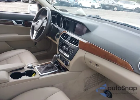 2013 Mercedes-Benz C 300 Luxury 4Matic/Sport 4Matic из США, поврежденный, VIN WDDGF8ABXDR259100